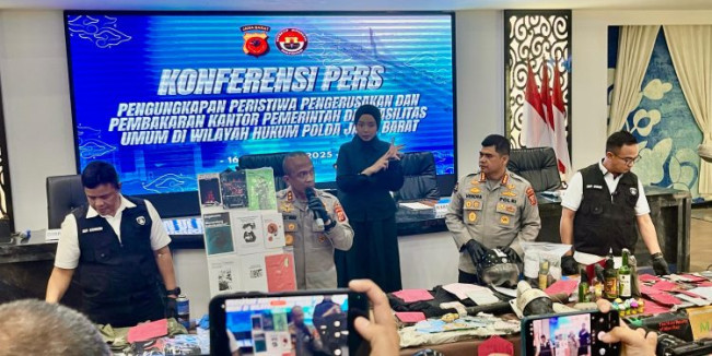 Kapolda Jabar Irjen Rudi Setiawan dalam ungkap kasus demo rusuh di Bandung, Selasa (16/9/2025). [Dok. Polisi]